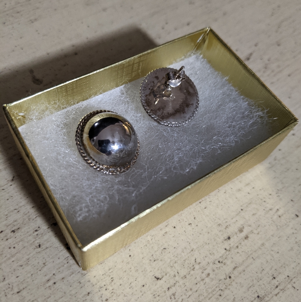 Silver stud earrings - Picture 2 of 4